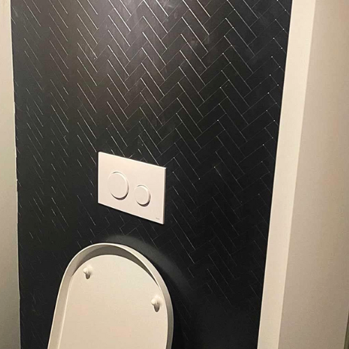 wc achterwand plaktegels zwarte visgraat