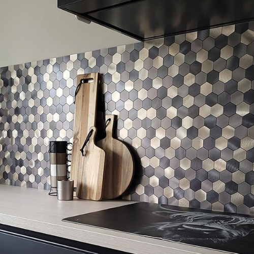 hexagon plaktegel keukenwachterwand metaallook