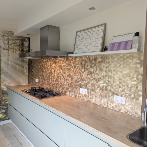 plaktegels hexagon goud keukenwand
