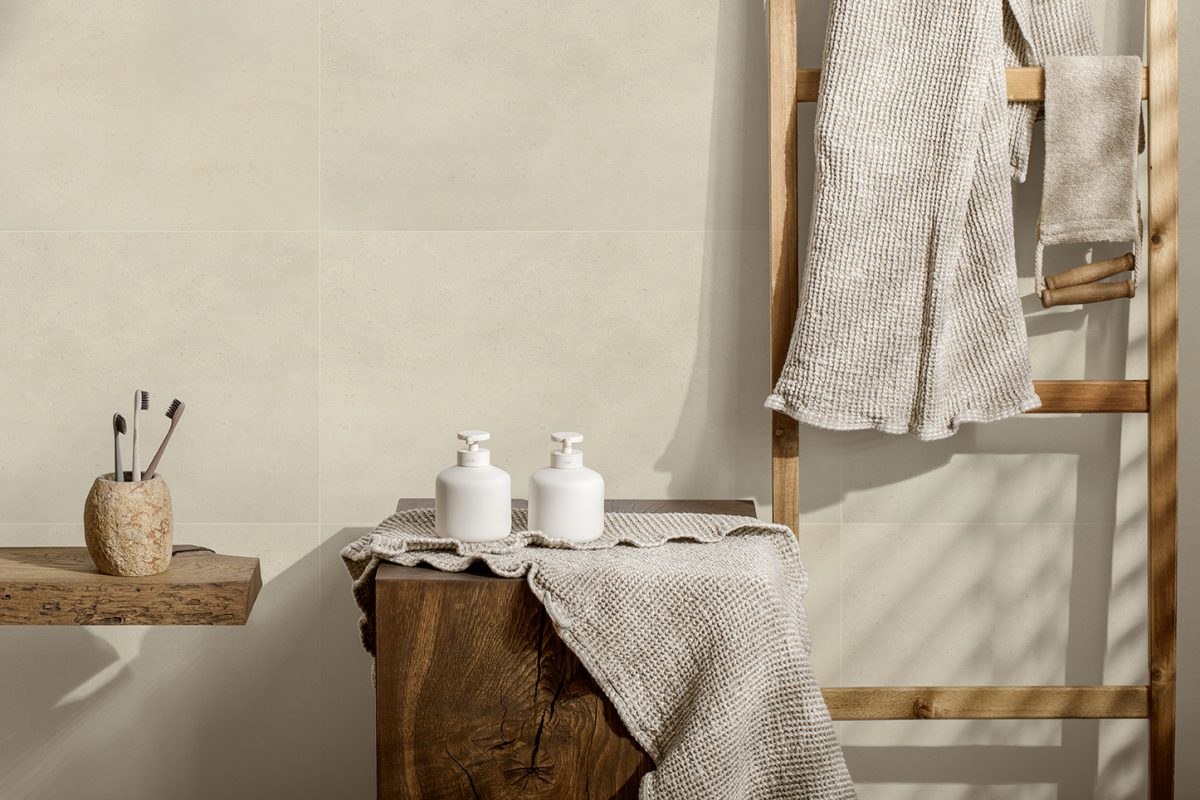 zandkleurige tegels badkamer