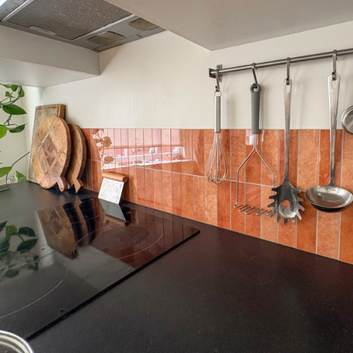 keukenwand met oranje plaktegels
