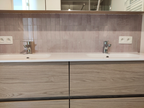 roze plaktegels achterwand