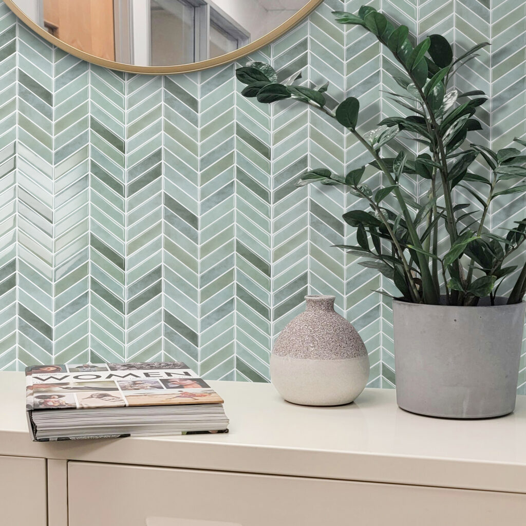 Licht groene visgraat tegels muur