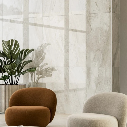 Beige marmer tegels op de wand in een lichte zithoek