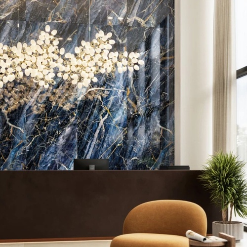 Marmerlook tegels 60x120 in donkerblauw in de badkamer