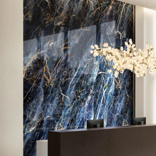 Donkerblauw marmer wandtegels in interieur