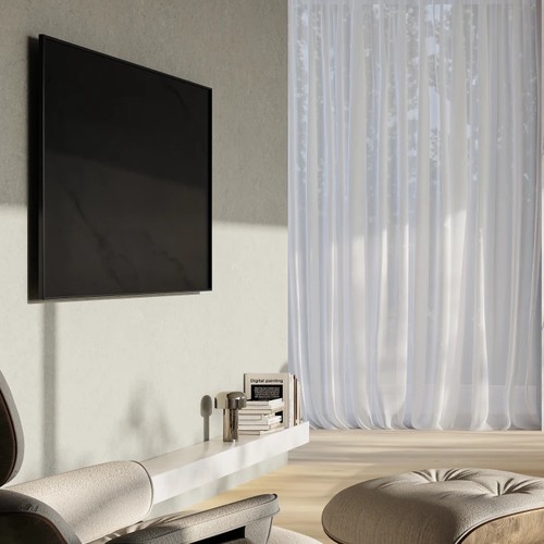 Grijze steenlook wand achter de tv in de woonkamer