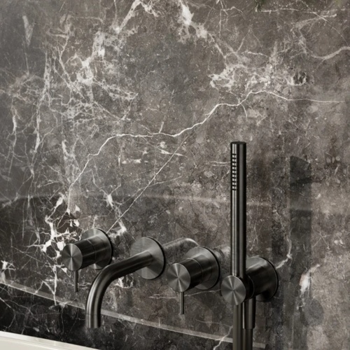 Marmer tegels zwart wit met gunmetal kranen
