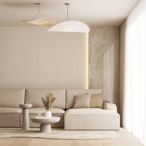Beige marmer tegels als accentwand in de woonkamer