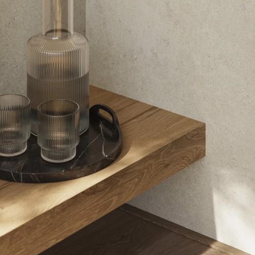 Detail van de zandgrijze steenlook naast een houten plank