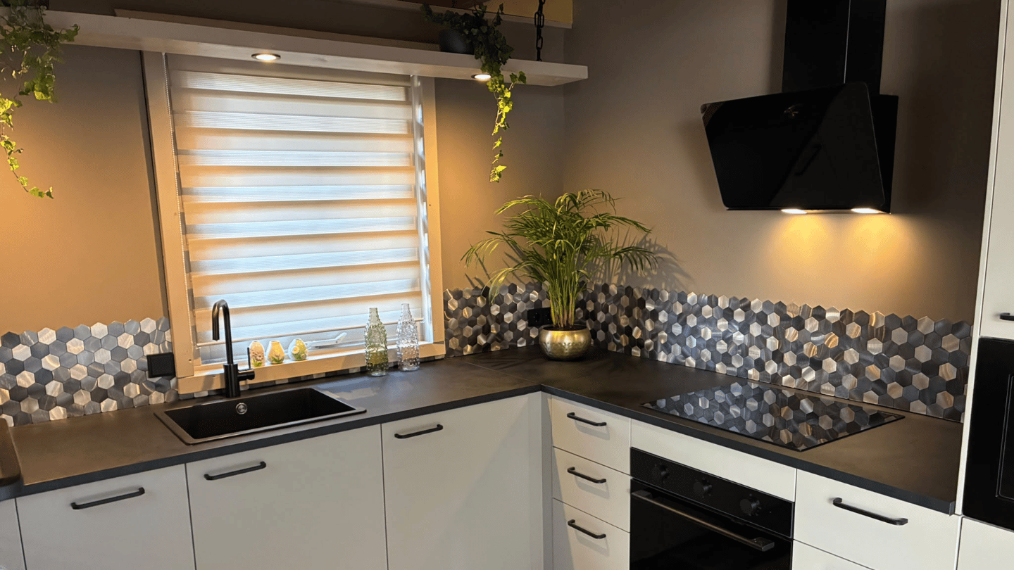Zelfklevende plaktegels als achterwand in de keuken