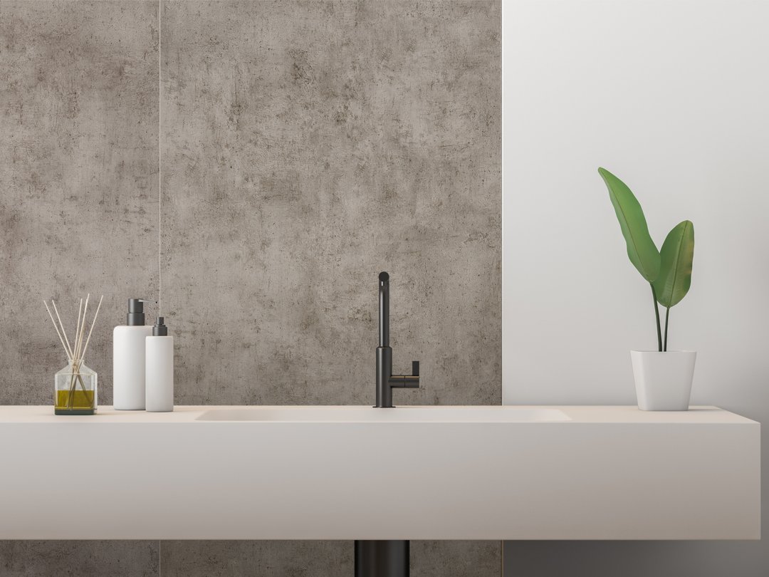 Badkamer binnenmuur bekleed met betonlook panelen achter een wastafel