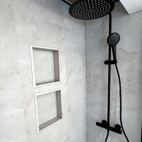 Douche wandpanelen in beige natuursteenlook met inbouwnissen