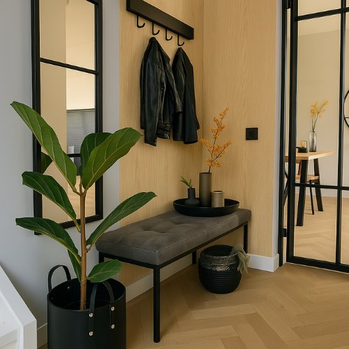 Houten bekleding op de muur in de hal: lichte houtlook wandpanelen