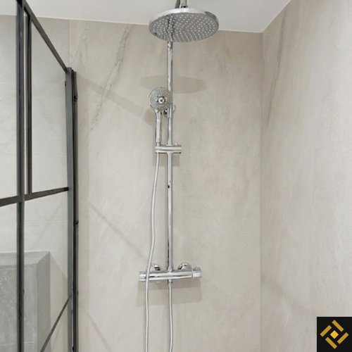 Douchewand bekleed met lichtgrijze betonlook wandpanelen
