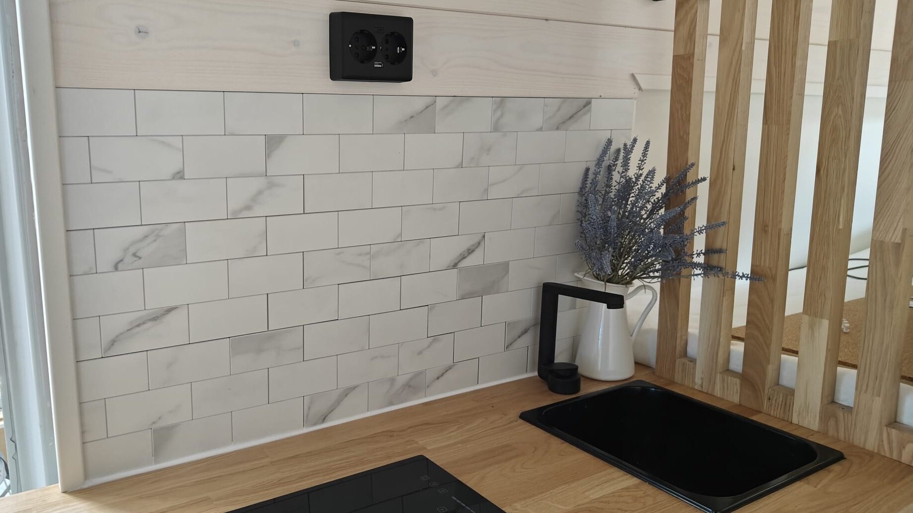 Plaktegels badkamer: klantfoto van witte marmerlook plaktegels op de wand