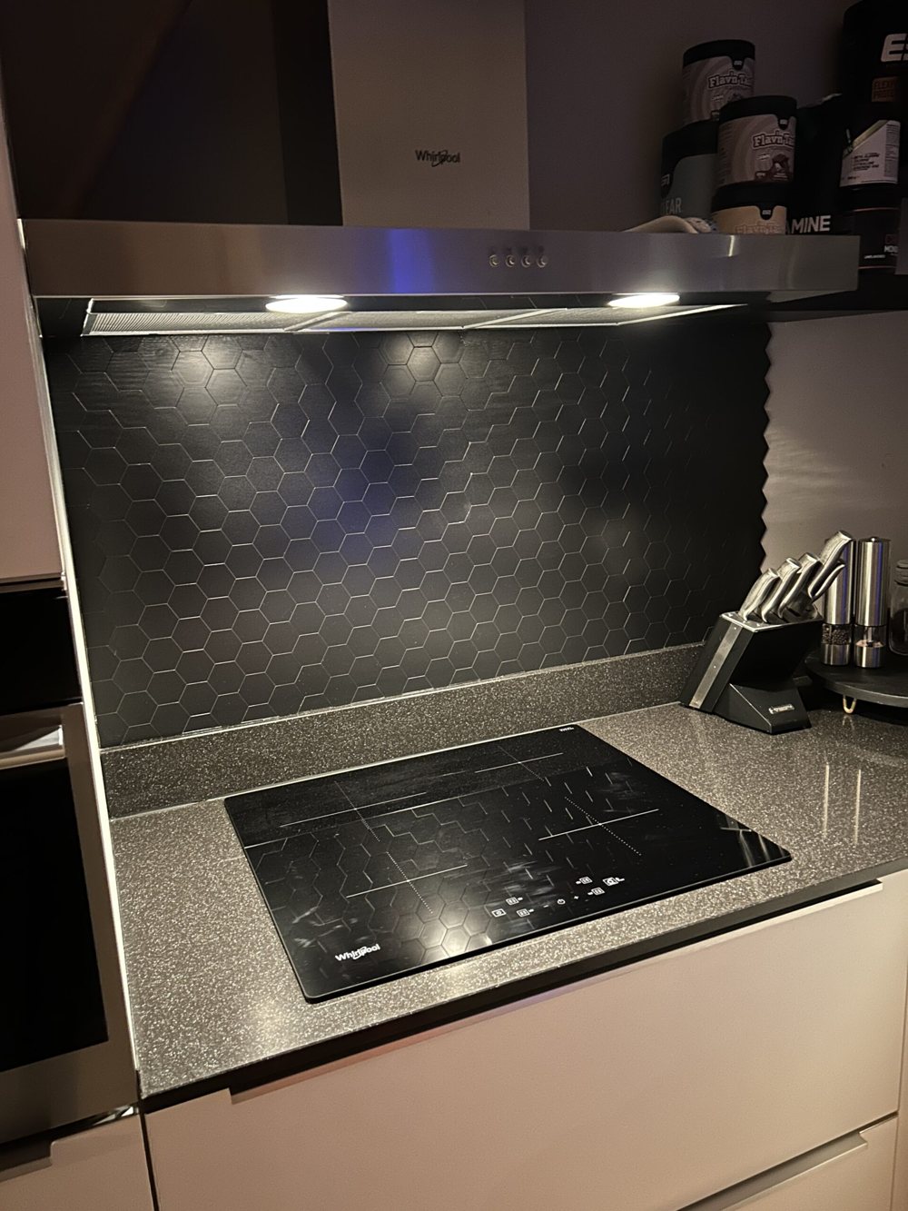 Hittebestendige plaktegels keuken achter de kookplaat