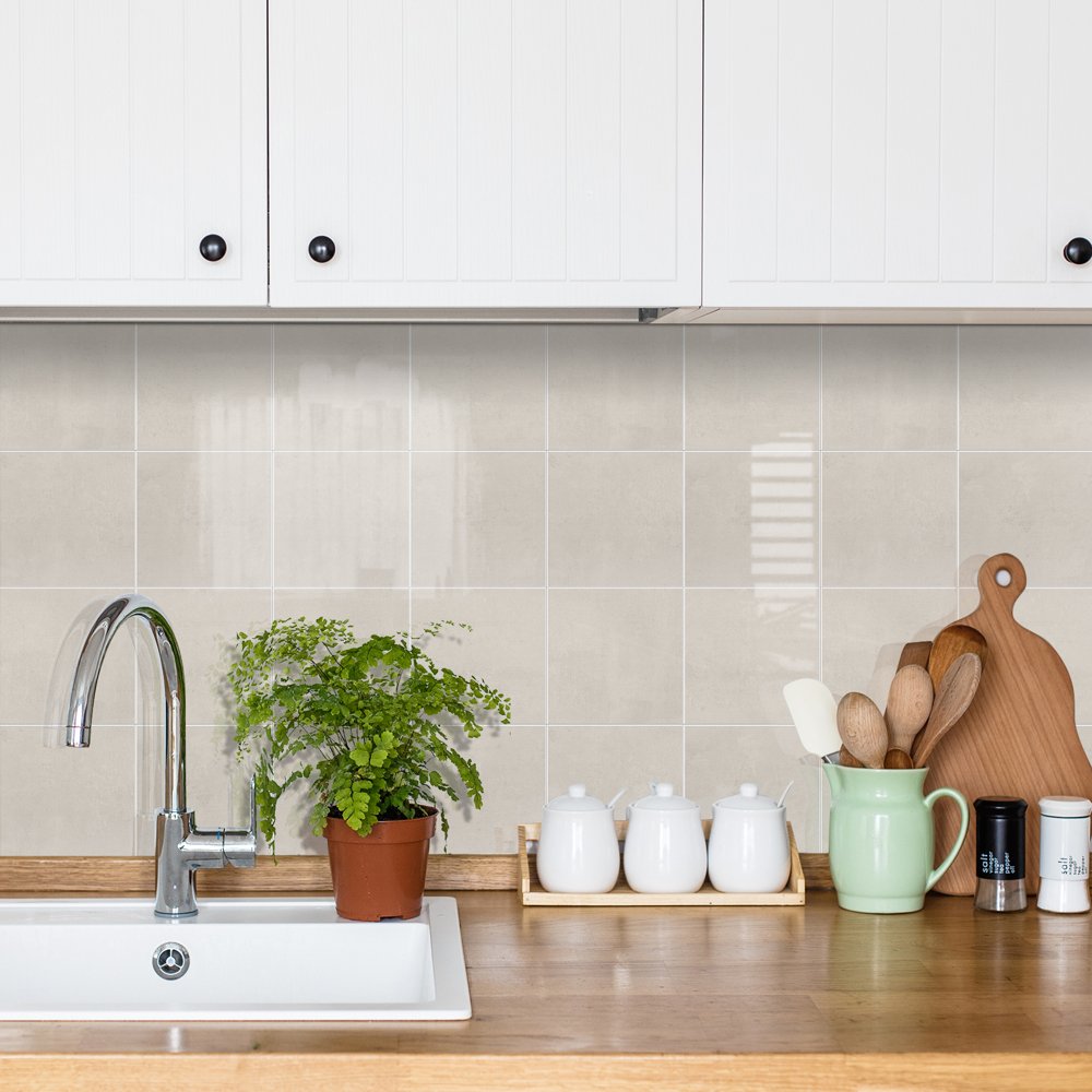 Beige vierkante plaktegels boven een houten aanrecht