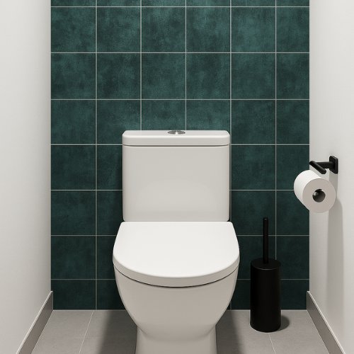 Blauwgroene vierkante plaktegels op de wand achter het toilet