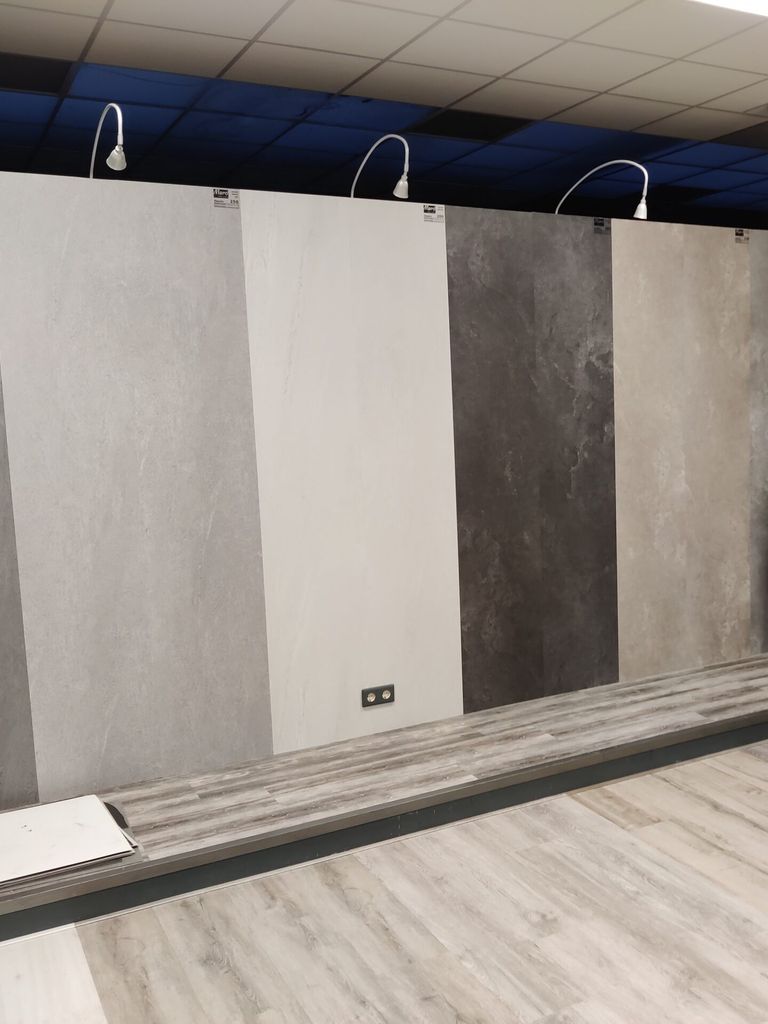 SPC wandpanelen van 270 cm hoog in de showroom van plaktegels.com
