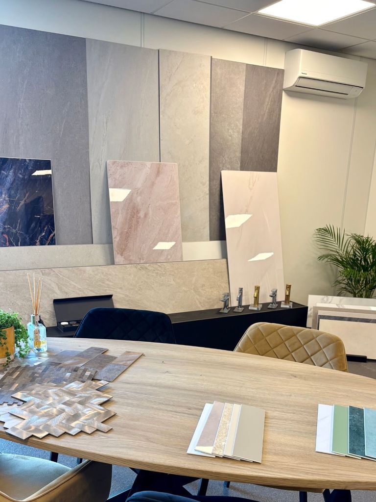 XL tegelpanelen in marmerlook en grote wandpanelen in de showroom bij Arnhem
