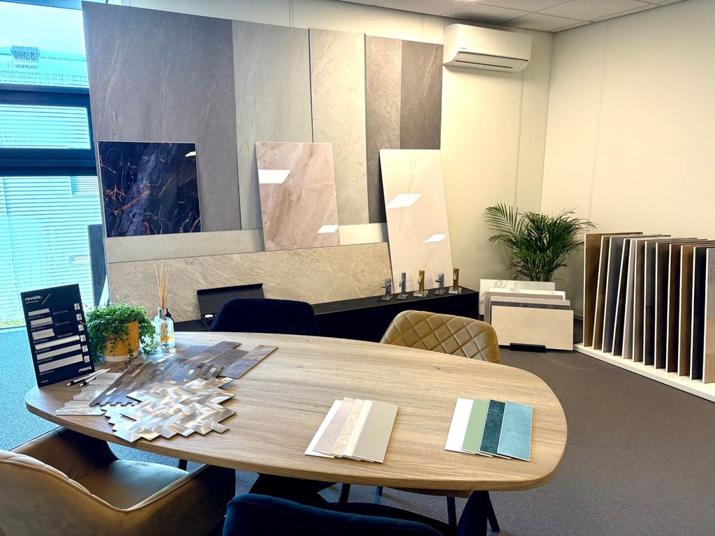 Adviestafel in de showroom van plaktegels.com met samples van plaktegels, wandpanelen en tegelpanelen