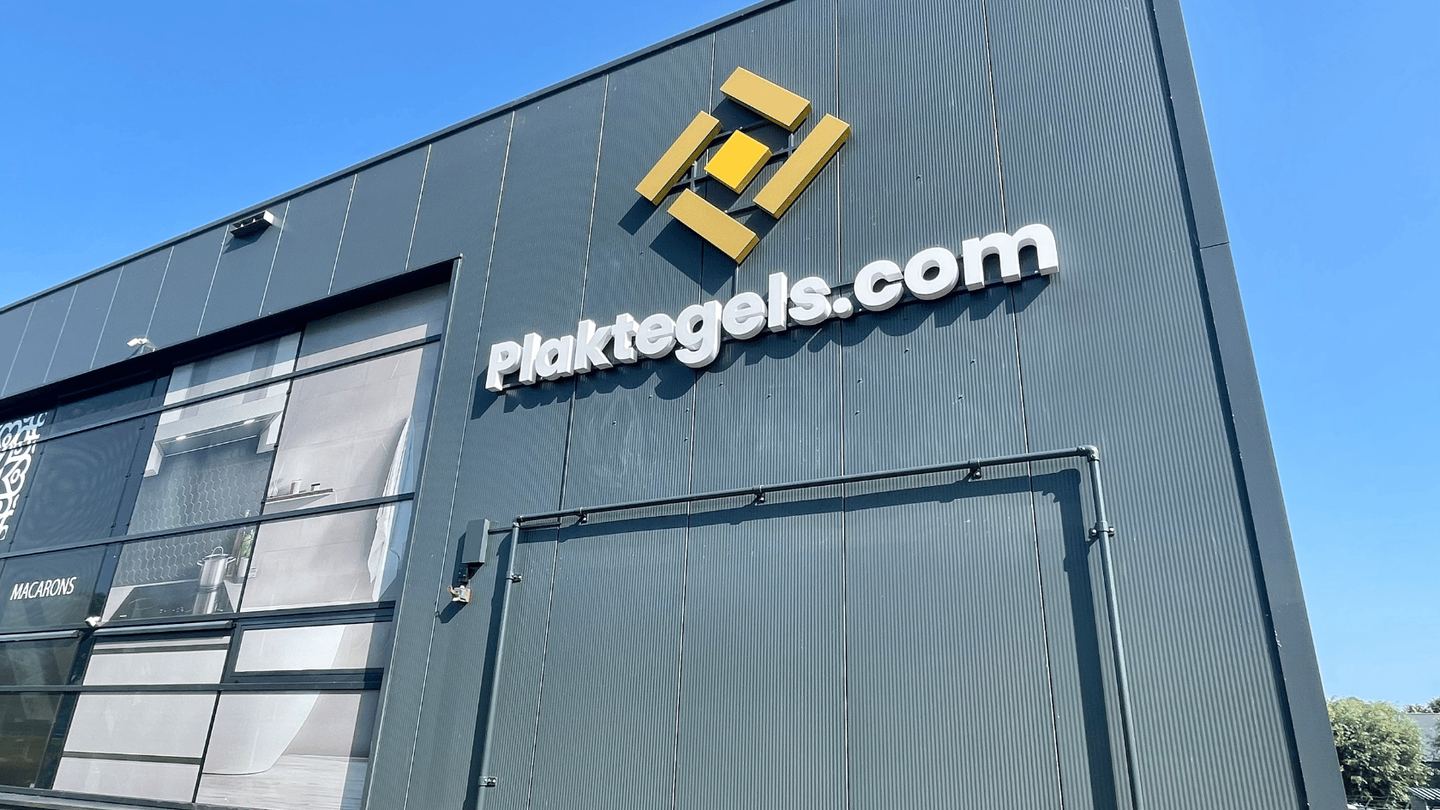 Gevel van de showroom van plaktegels.com in Velp, vlak bij Arnhem