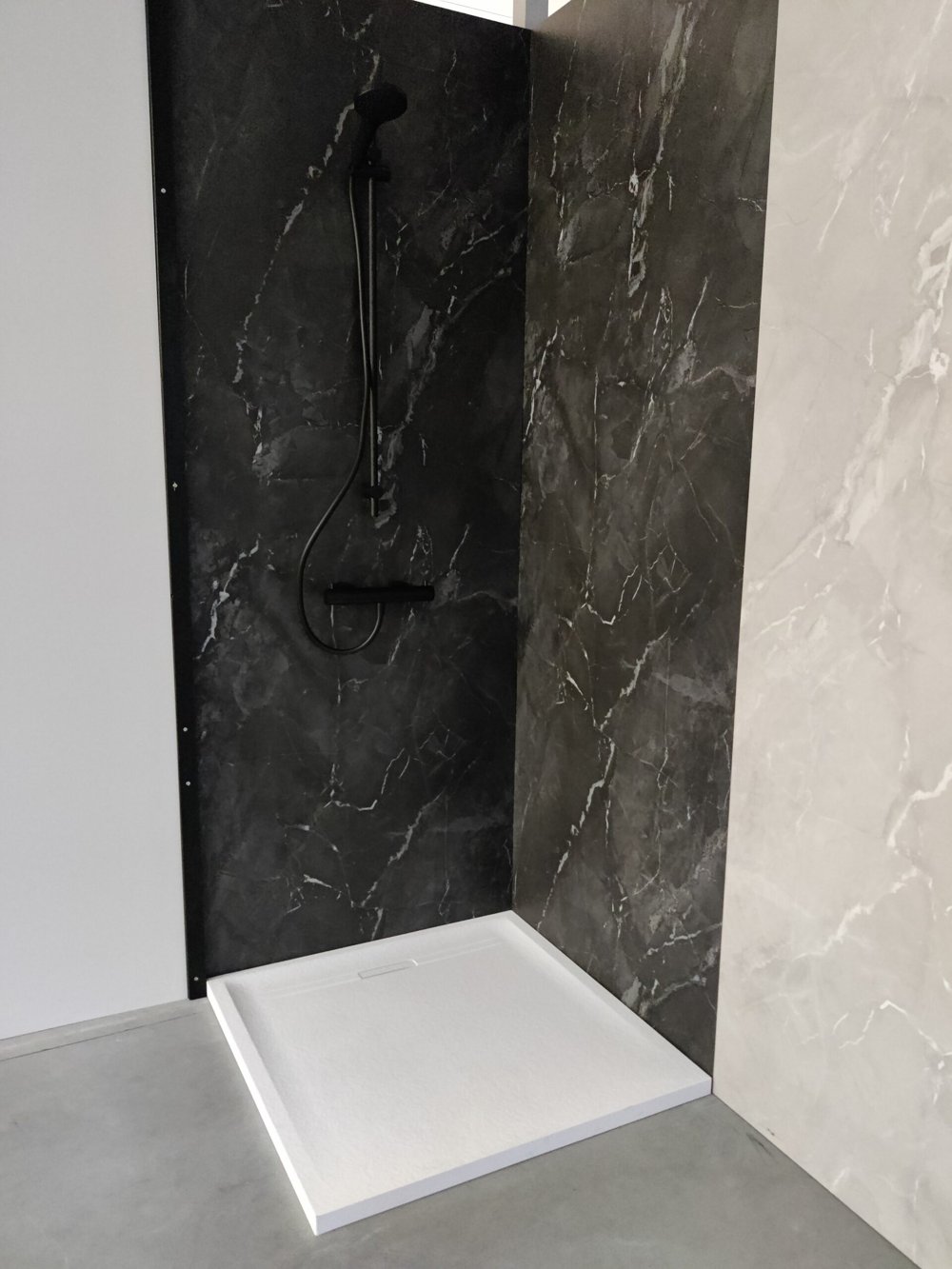 Waterdichte wandpanelen badkamer in zwart en grijs marmer in de douche